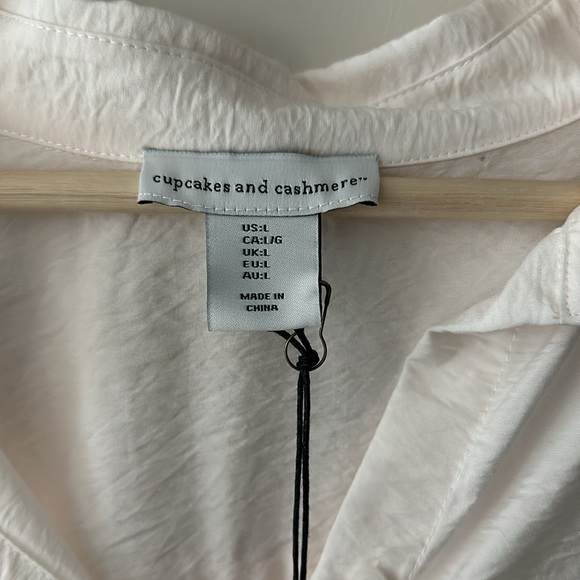 Cupcakes and Cashmere blouse - Picture 2 of 4